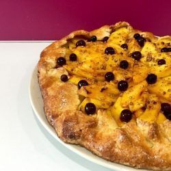 Galette de melocotón y arándanos min