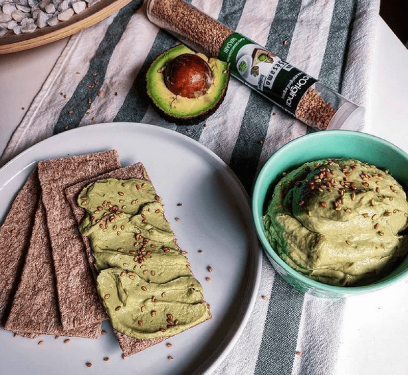 Pate con aguacate, caballa y sésamo con wasabi