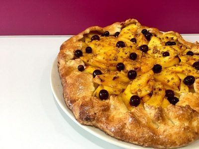 Galette de melocotón y arándanos min