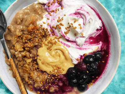 Porridge de granola y fruta