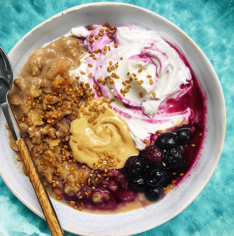 Porridge de granola y fruta