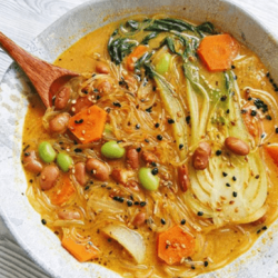 Sopa de alubias pintas y pack choi al curry