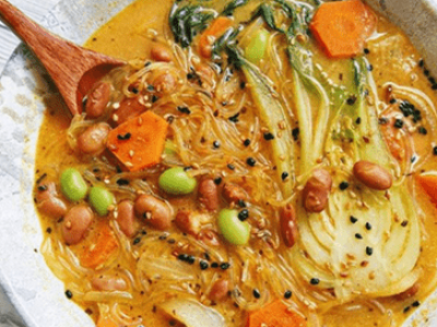 Sopa de alubias pintas y pack choi al curry