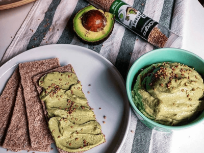 Pate con aguacate, caballa y sésamo con wasabi