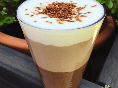 Vaso con la mezcla de la bebida con cacao