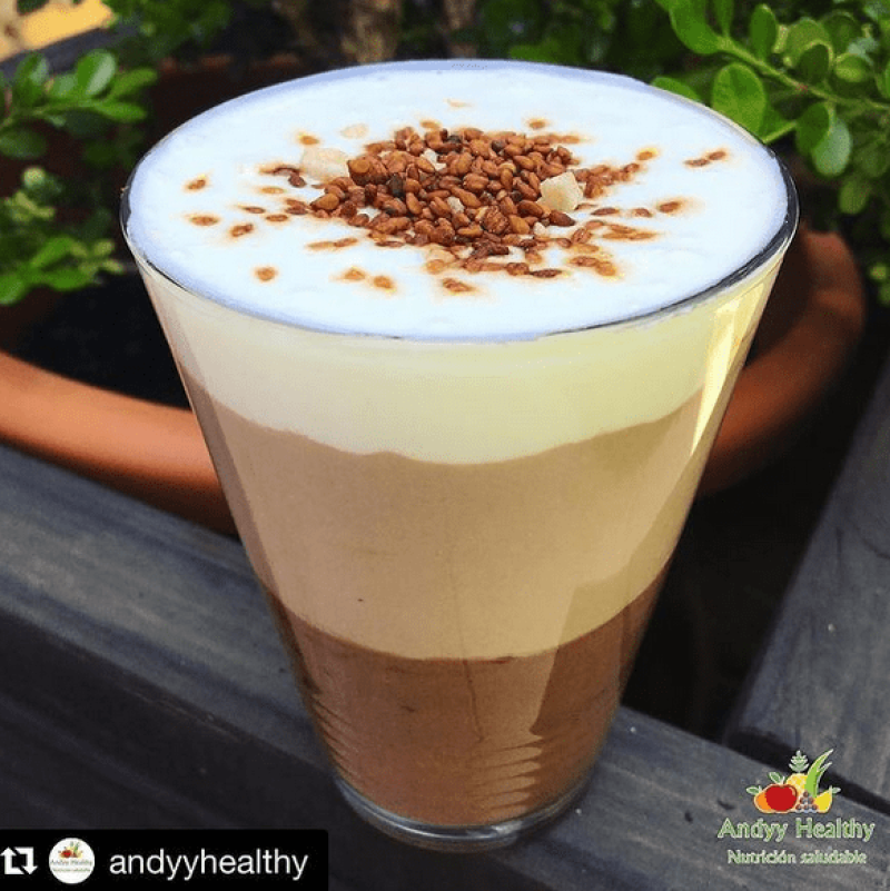 Vaso con la mezcla de la bebida con cacao