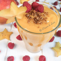 Copa con el Smoothie Tropical y frutas