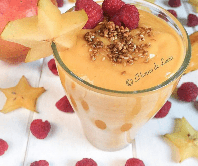 Copa con el Smoothie Tropical y frutas