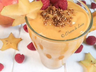 Copa con el Smoothie Tropical y frutas
