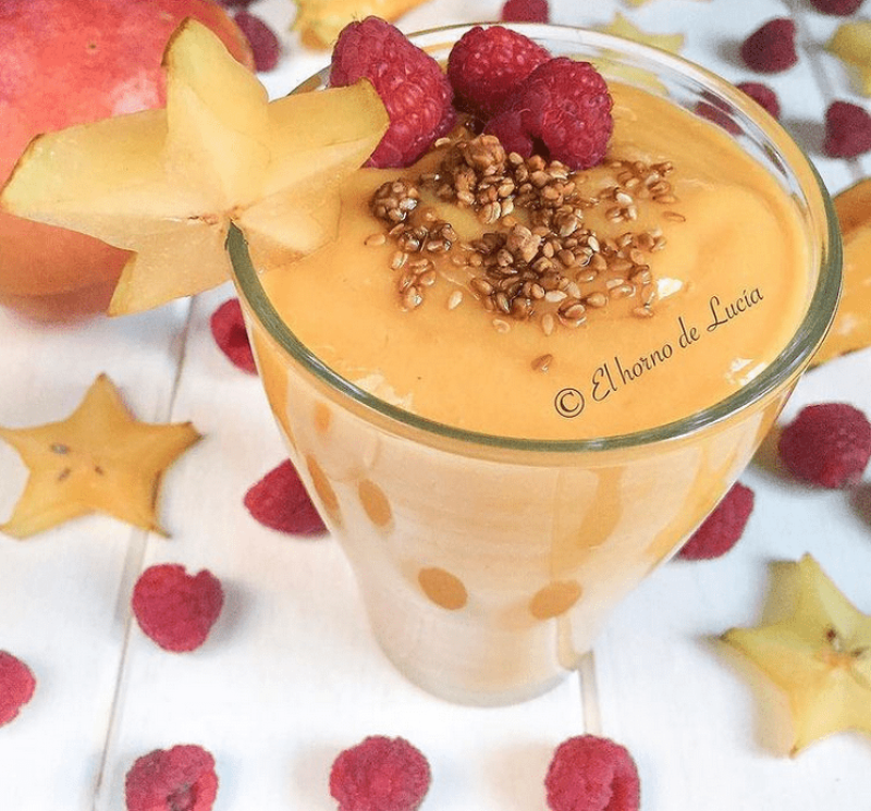 Copa con el Smoothie Tropical y frutas